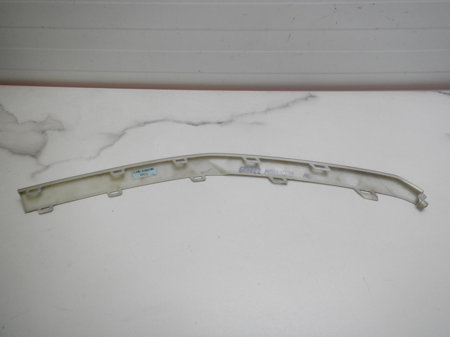 Молдинг переднего бампера левый