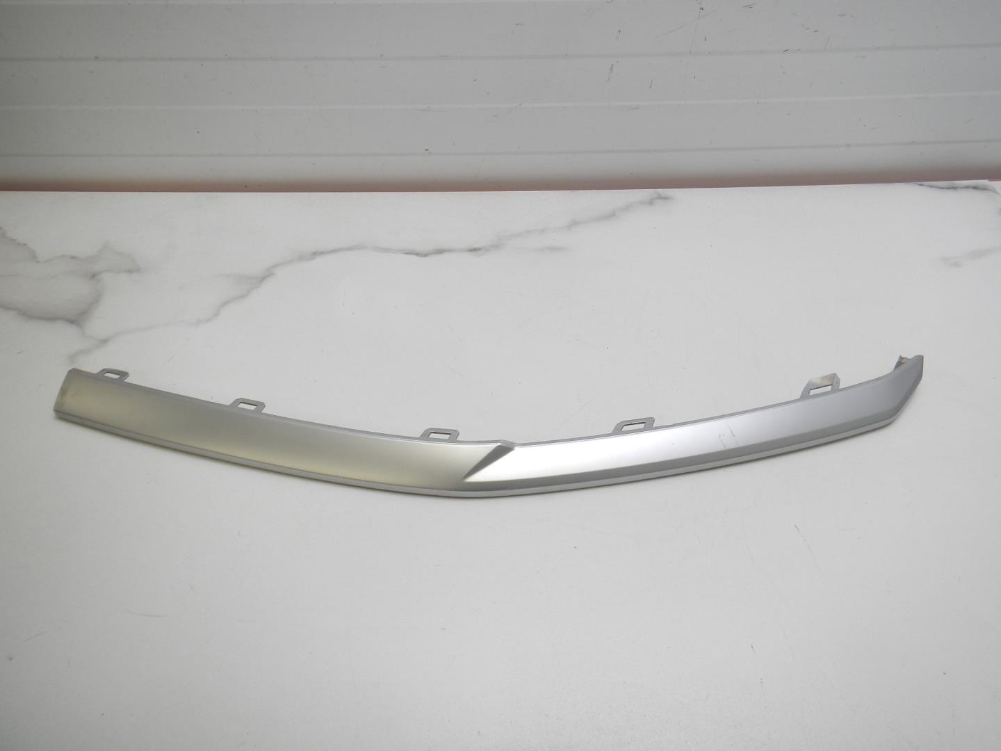 Молдинг переднего бампера левый