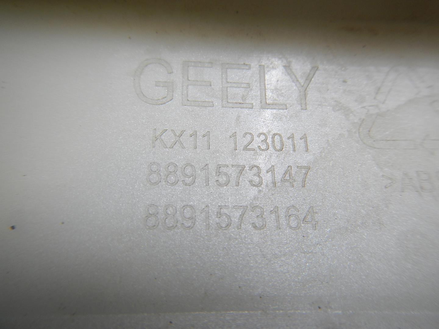 Молдинг переднего бампера левый