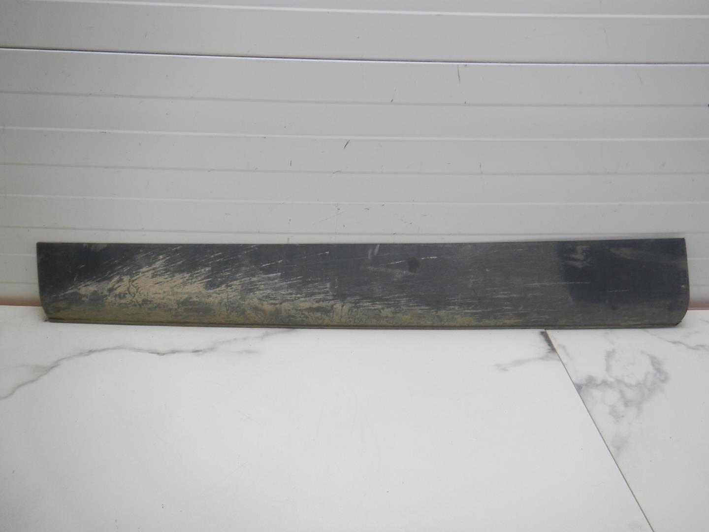 Молдинг передней левой двери