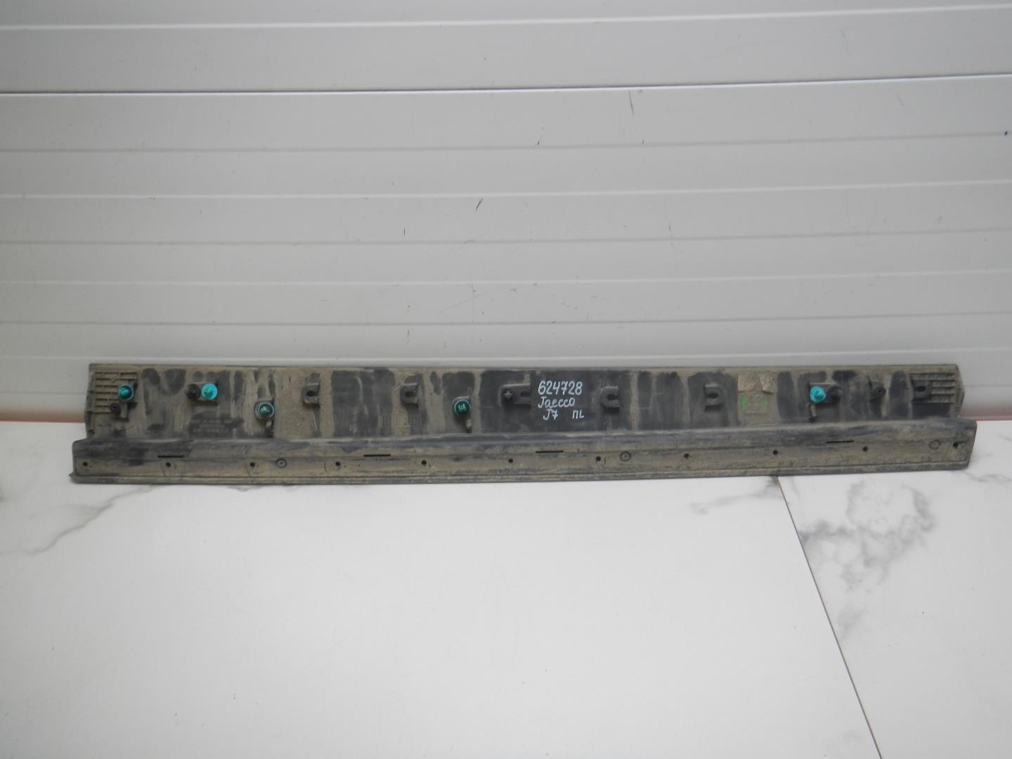 Молдинг передней левой двери