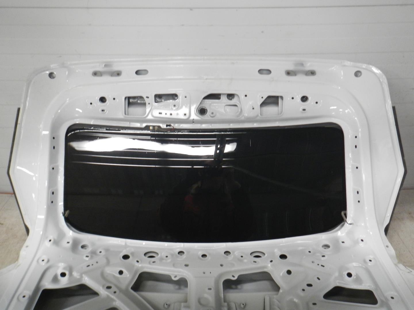 Стекло двери багажника