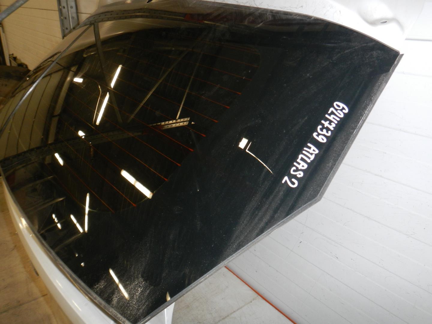 Стекло двери багажника