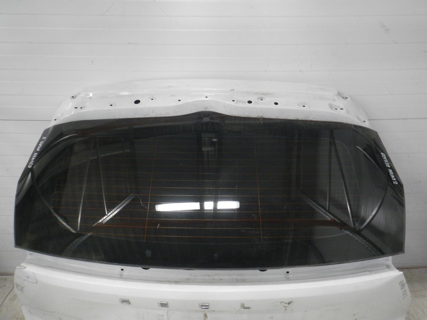 Стекло двери багажника