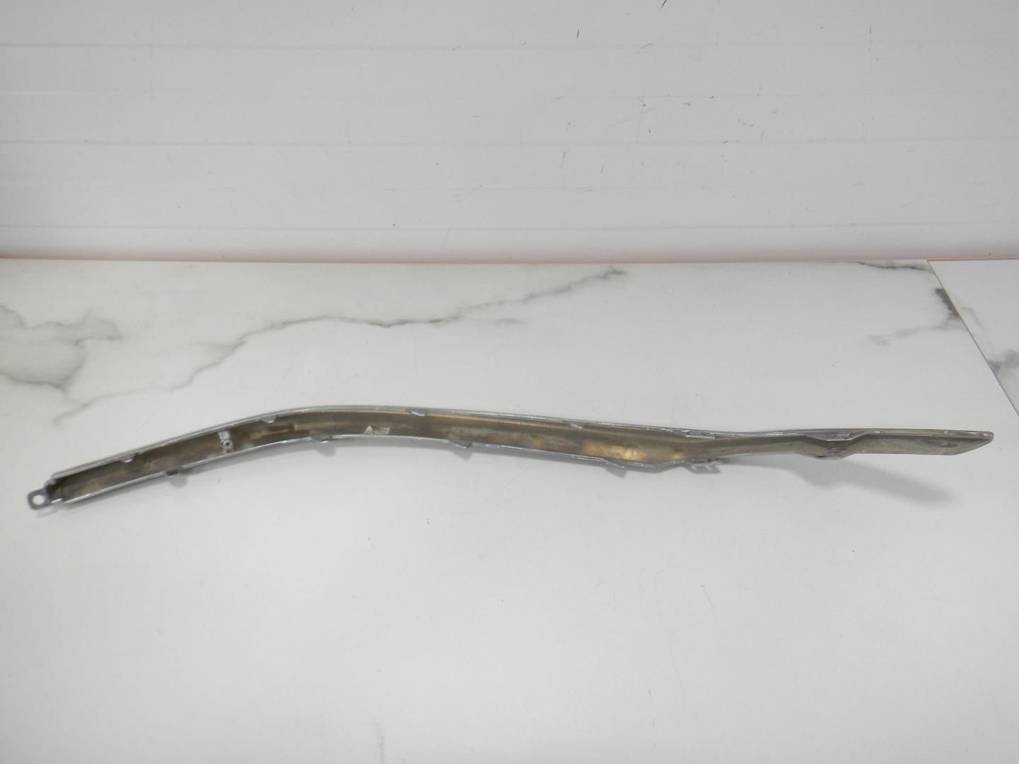 Молдинг переднего бампера правый