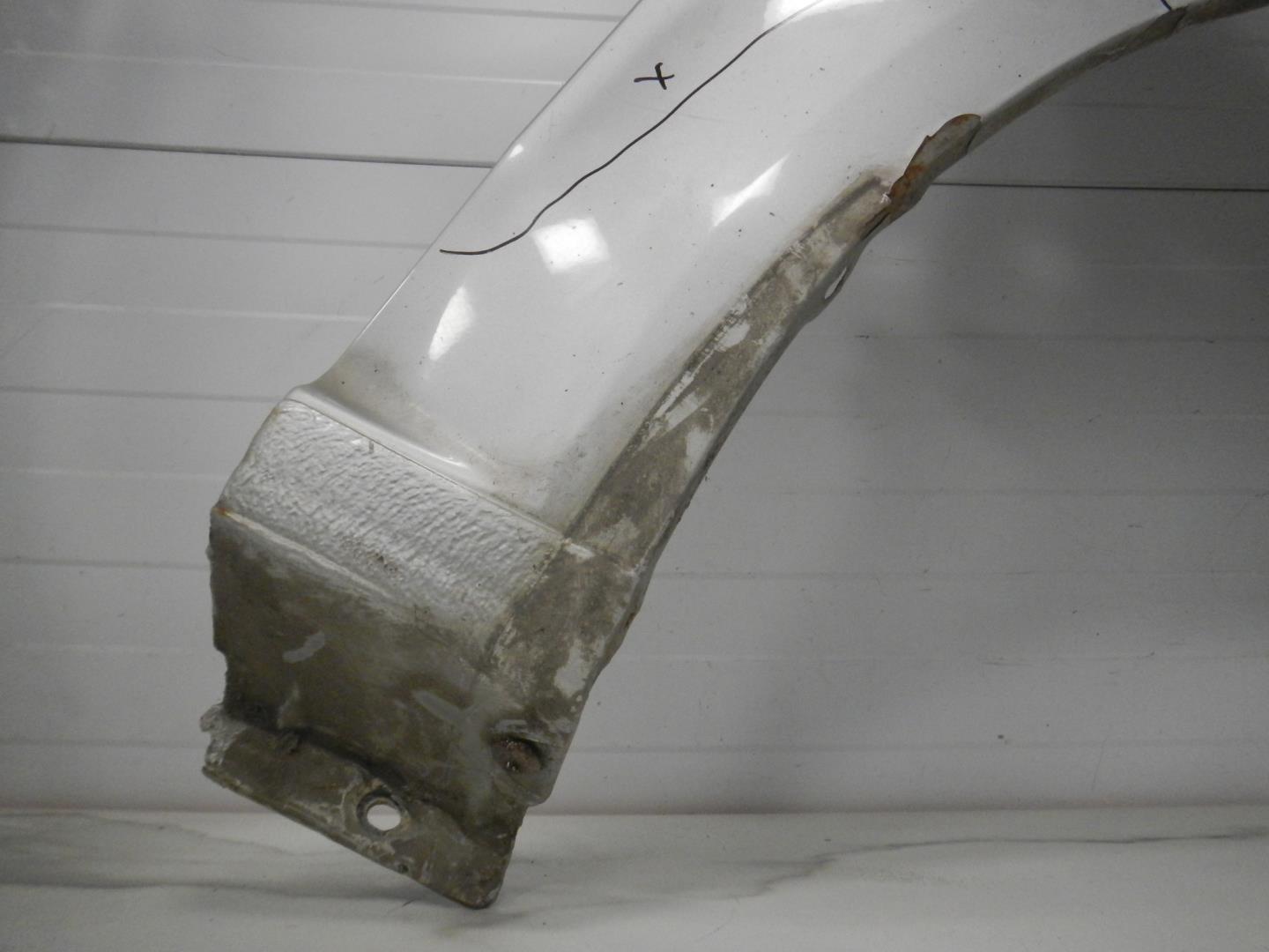 Крыло переднее правое