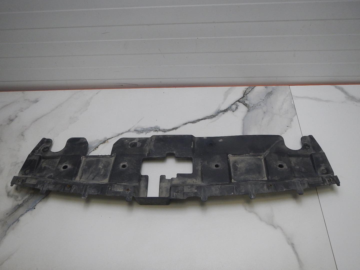 Кожух замка капота