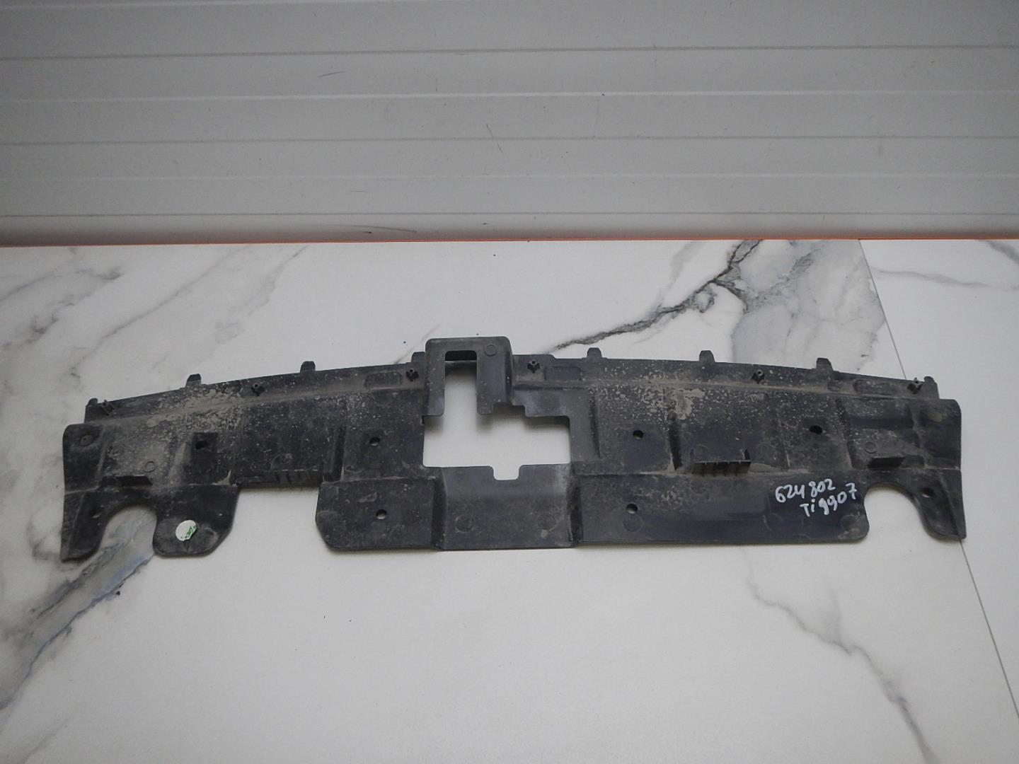 Кожух замка капота