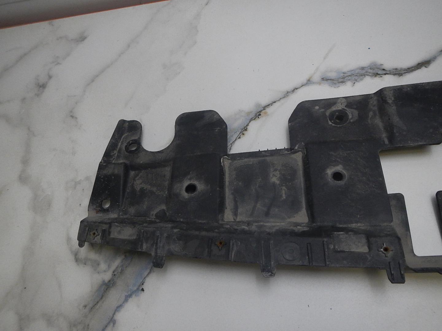 Кожух замка капота