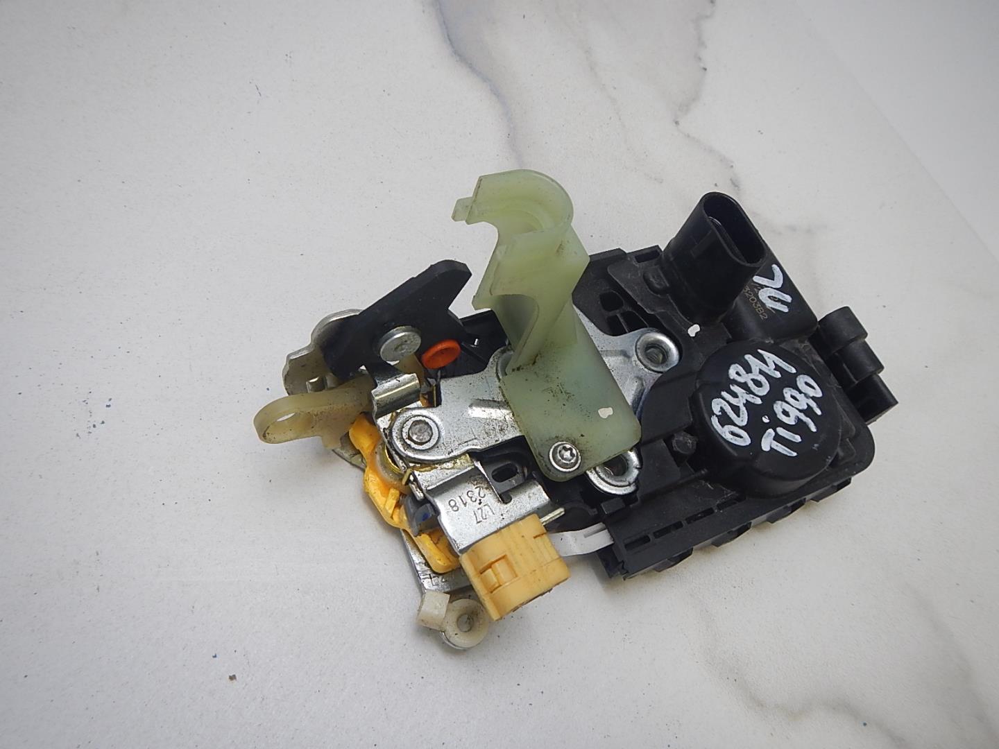 Замок двери передней левой