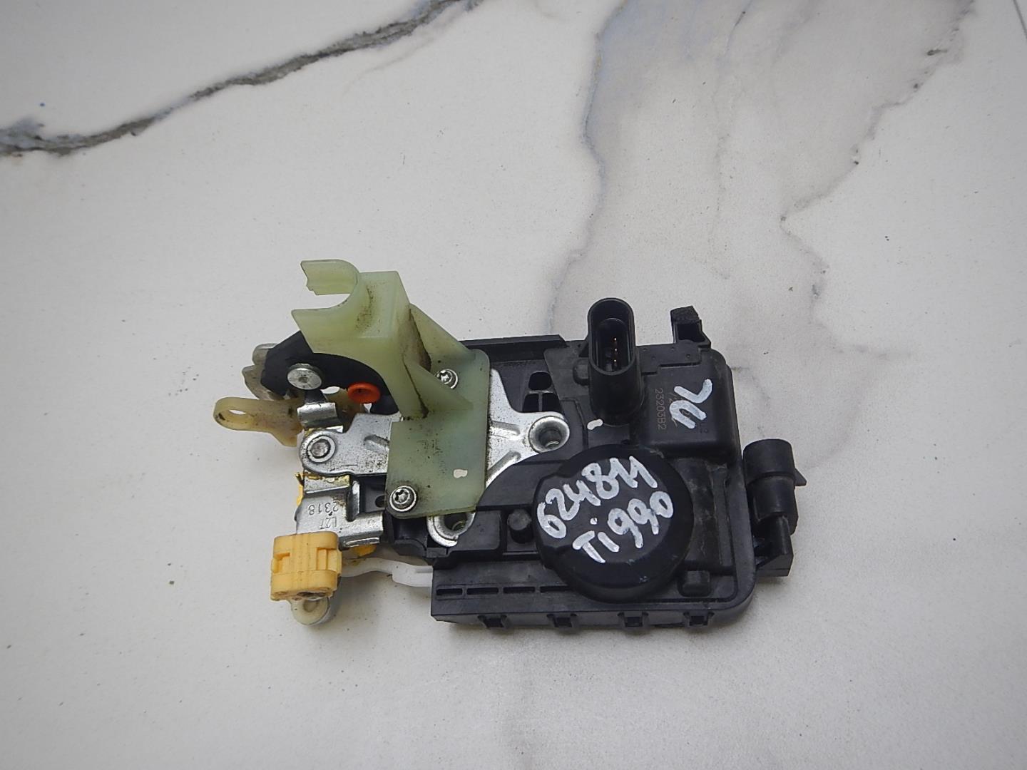 Замок двери передней левой