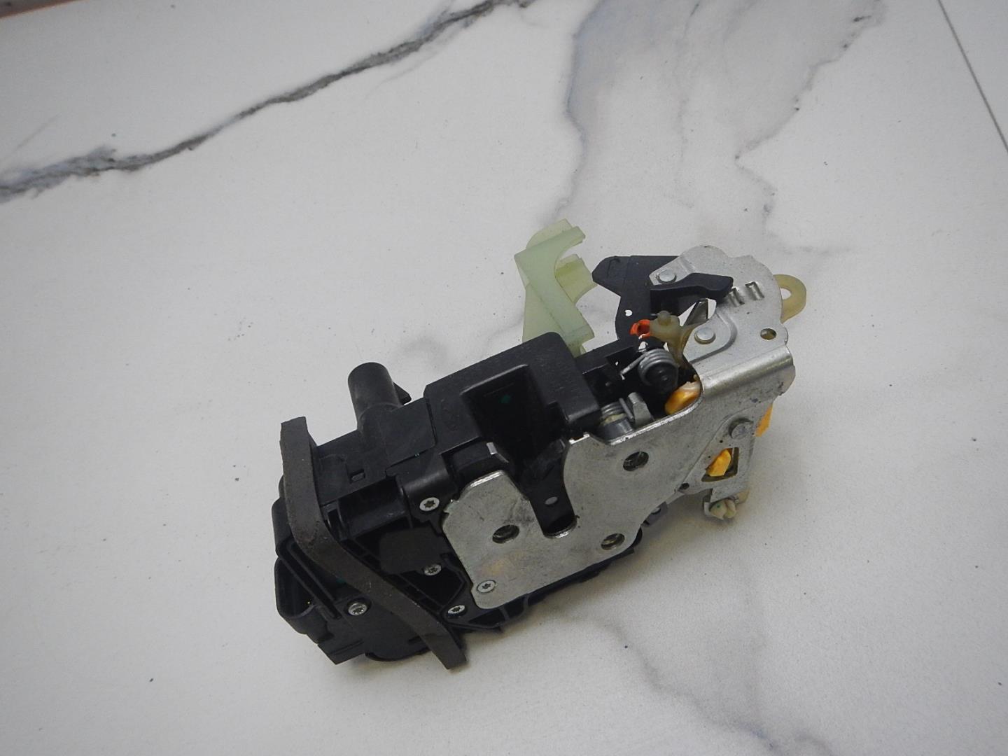 Замок двери передней левой