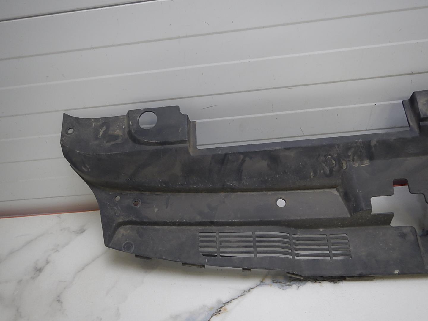 Кожух замка капота