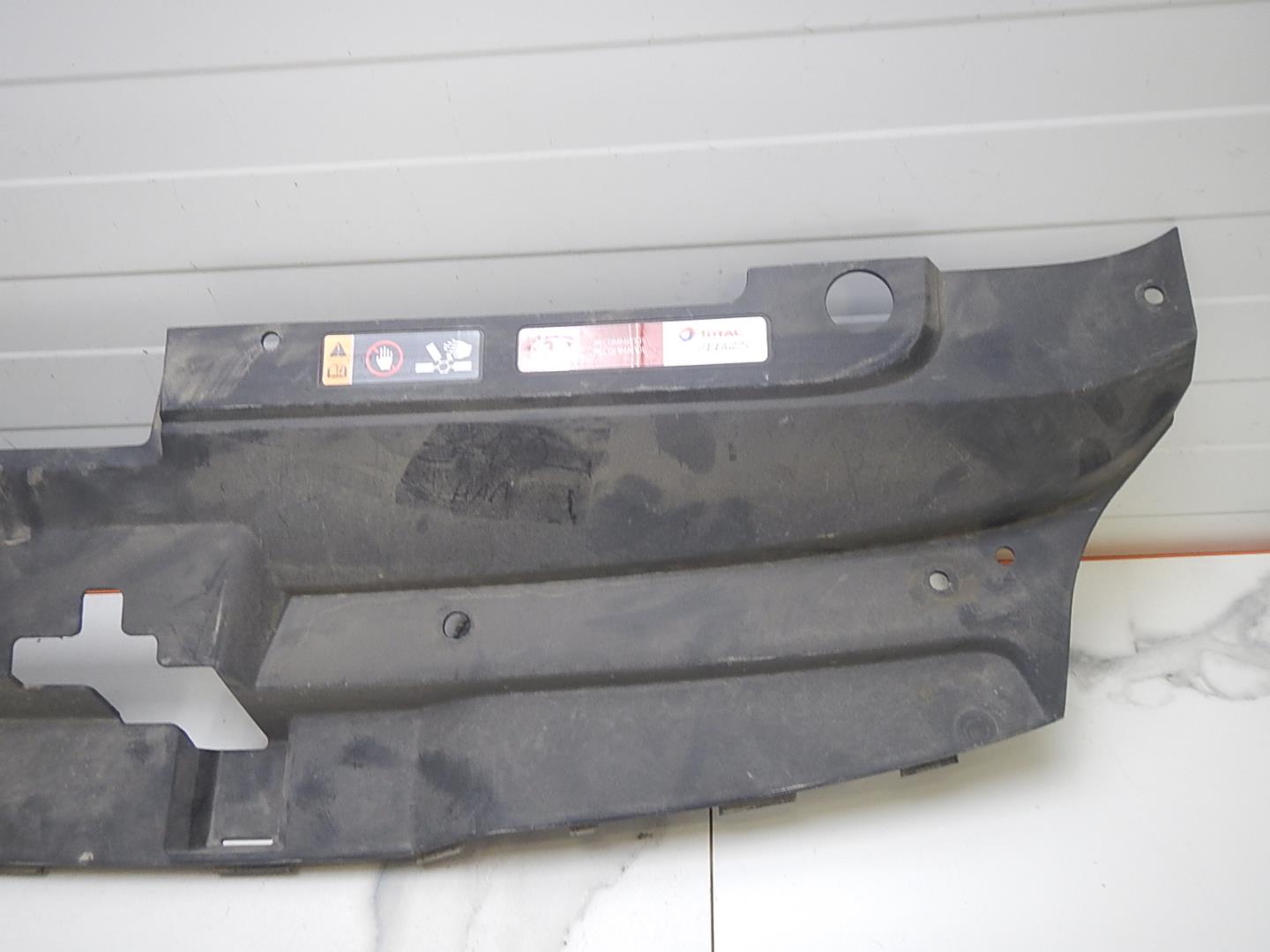 Кожух замка капота