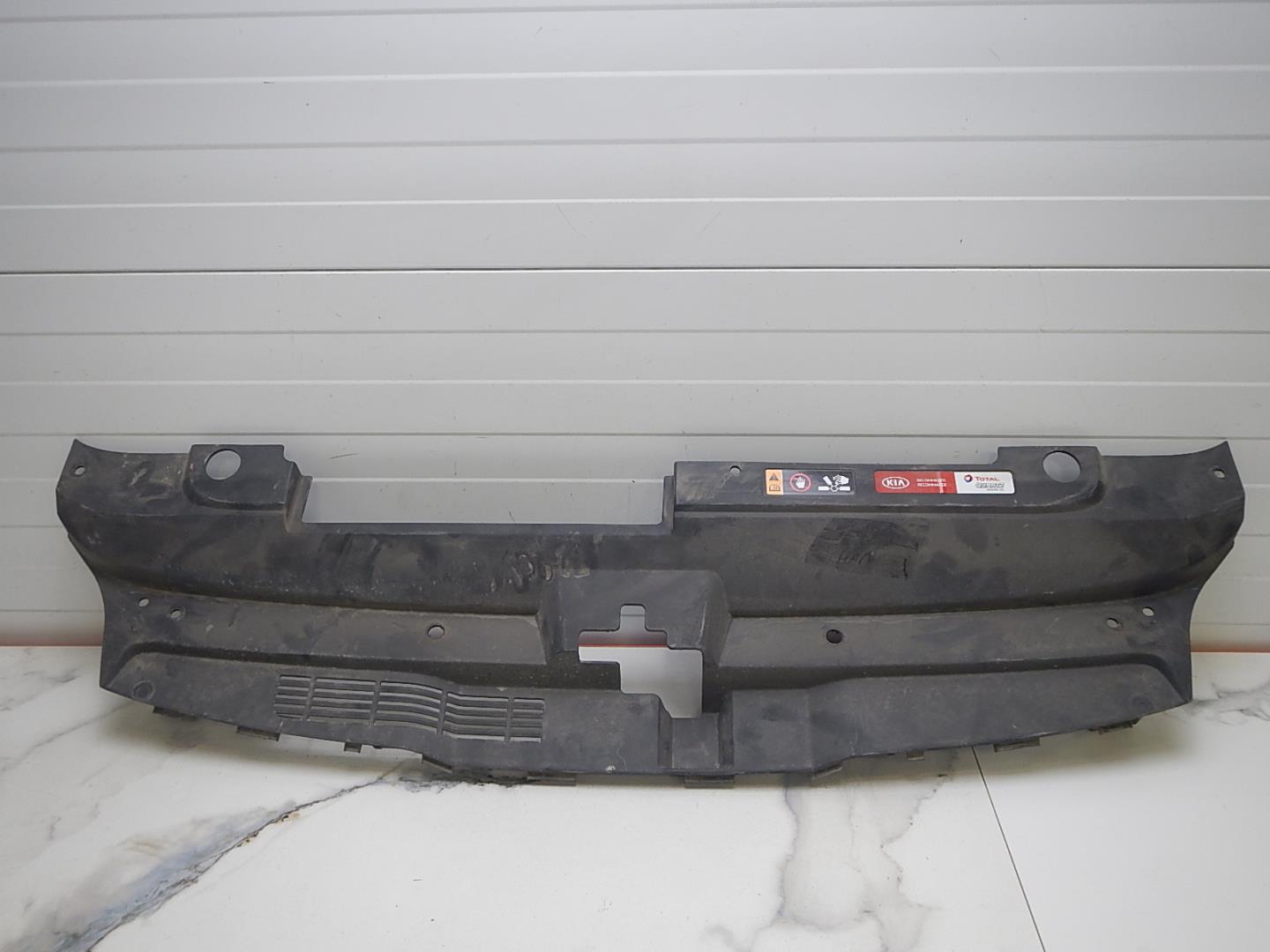 Кожух замка капота