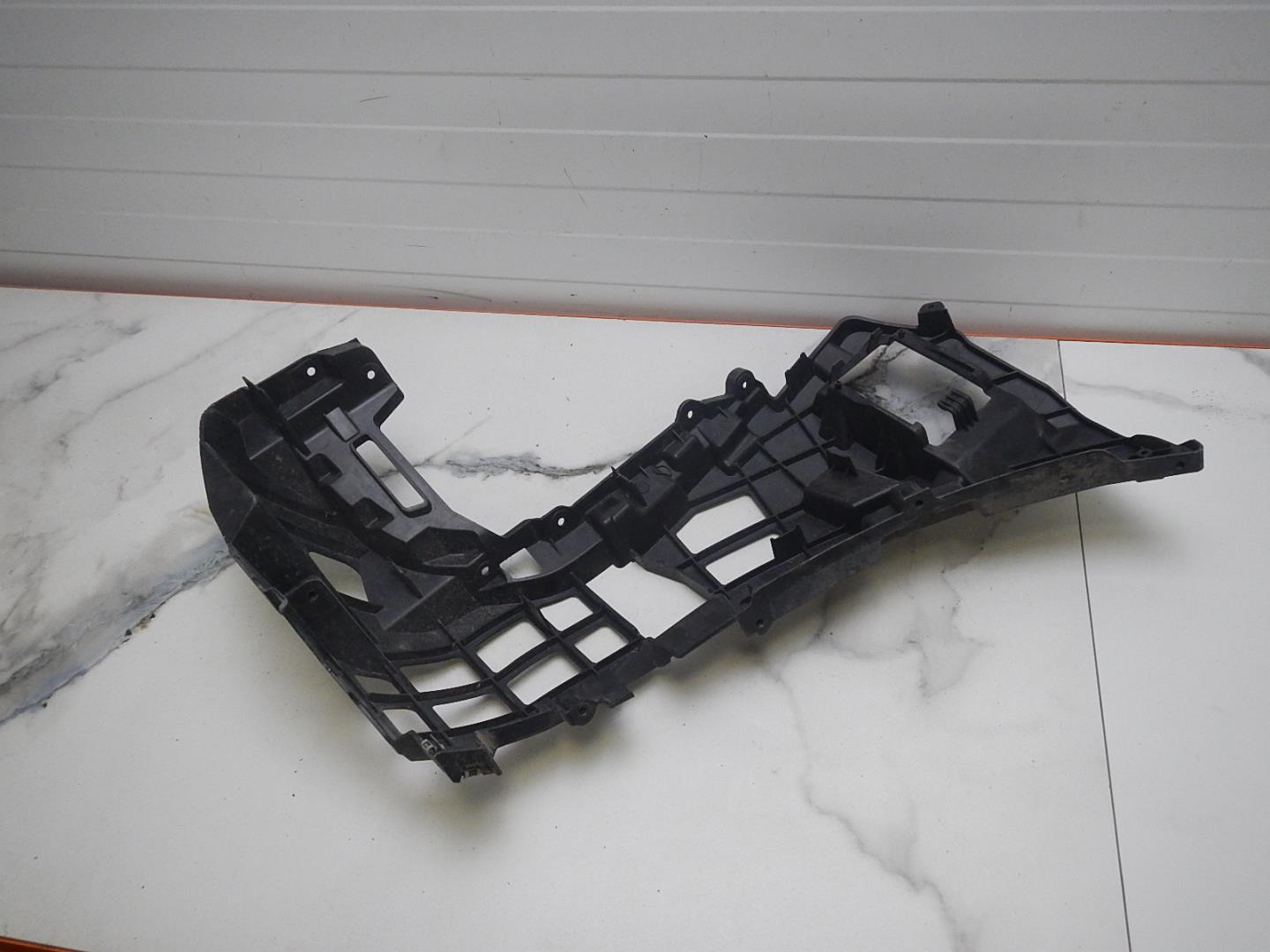 Кронштейн переднего бампера правый