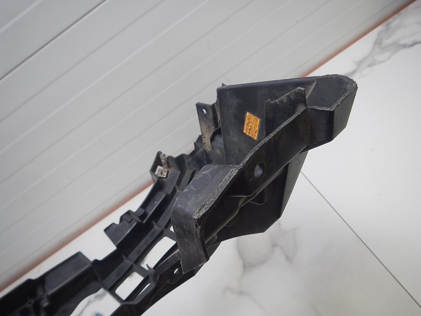 Кронштейн переднего бампера правый