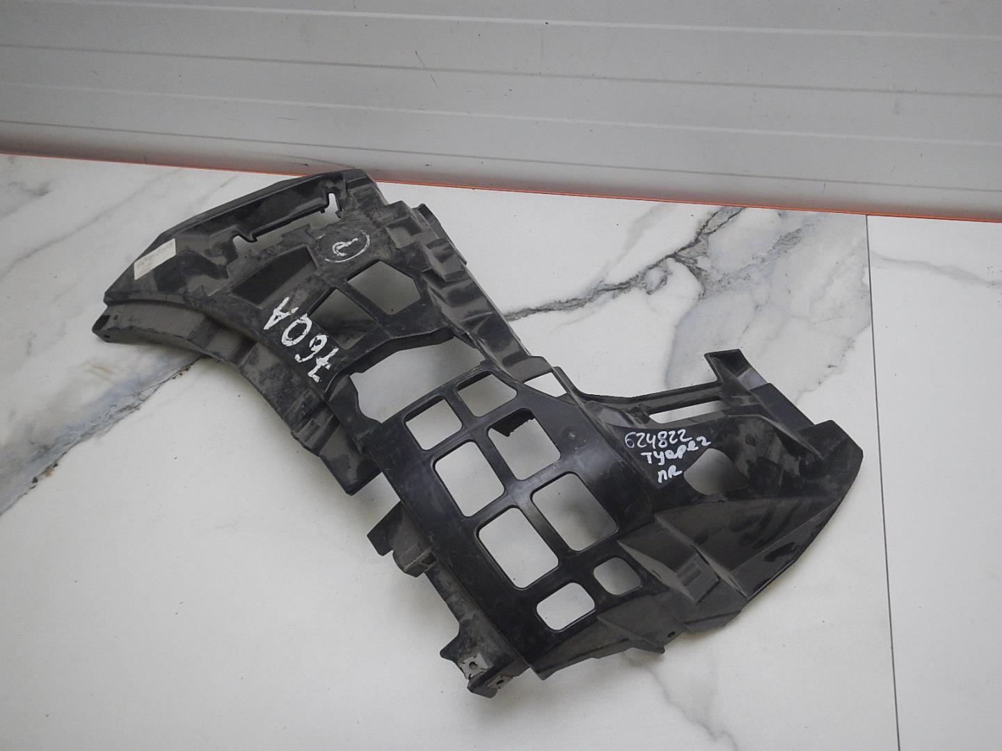 Кронштейн переднего бампера правый