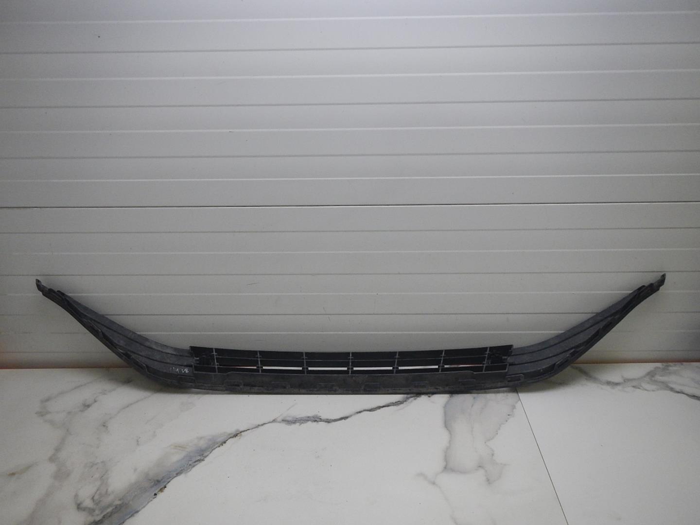 Решетка в бампер центральная