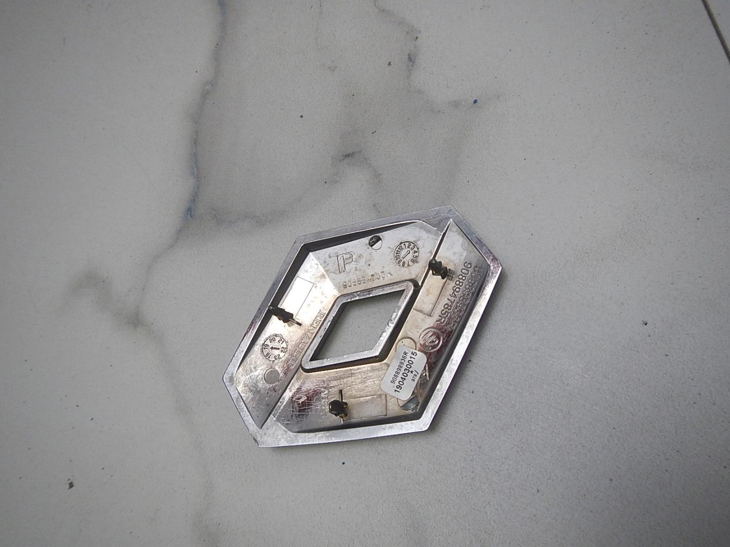 Эмблема на крышку багажника