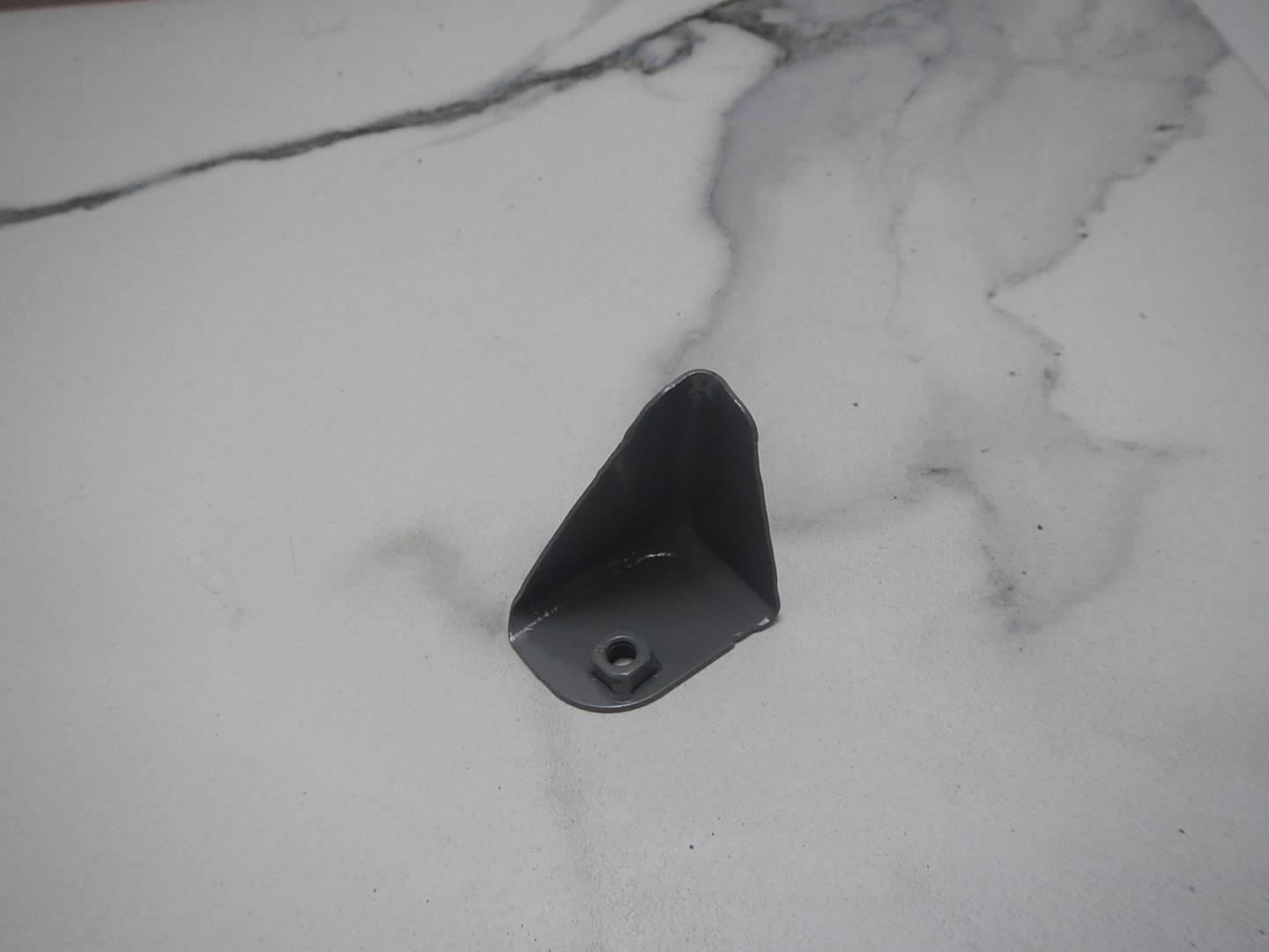 Кронштейн фар левый