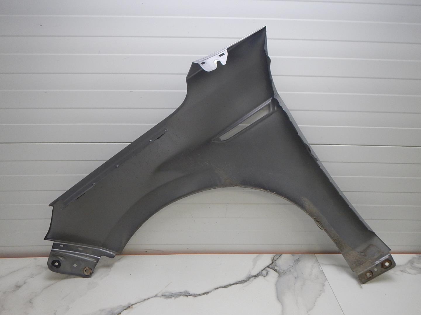 Крыло переднее правое