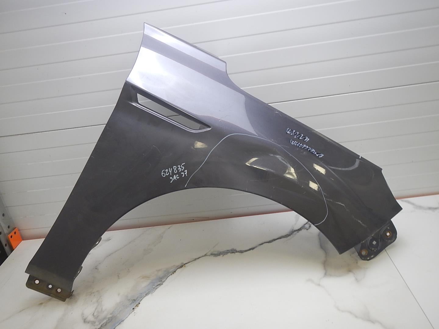 Крыло переднее правое