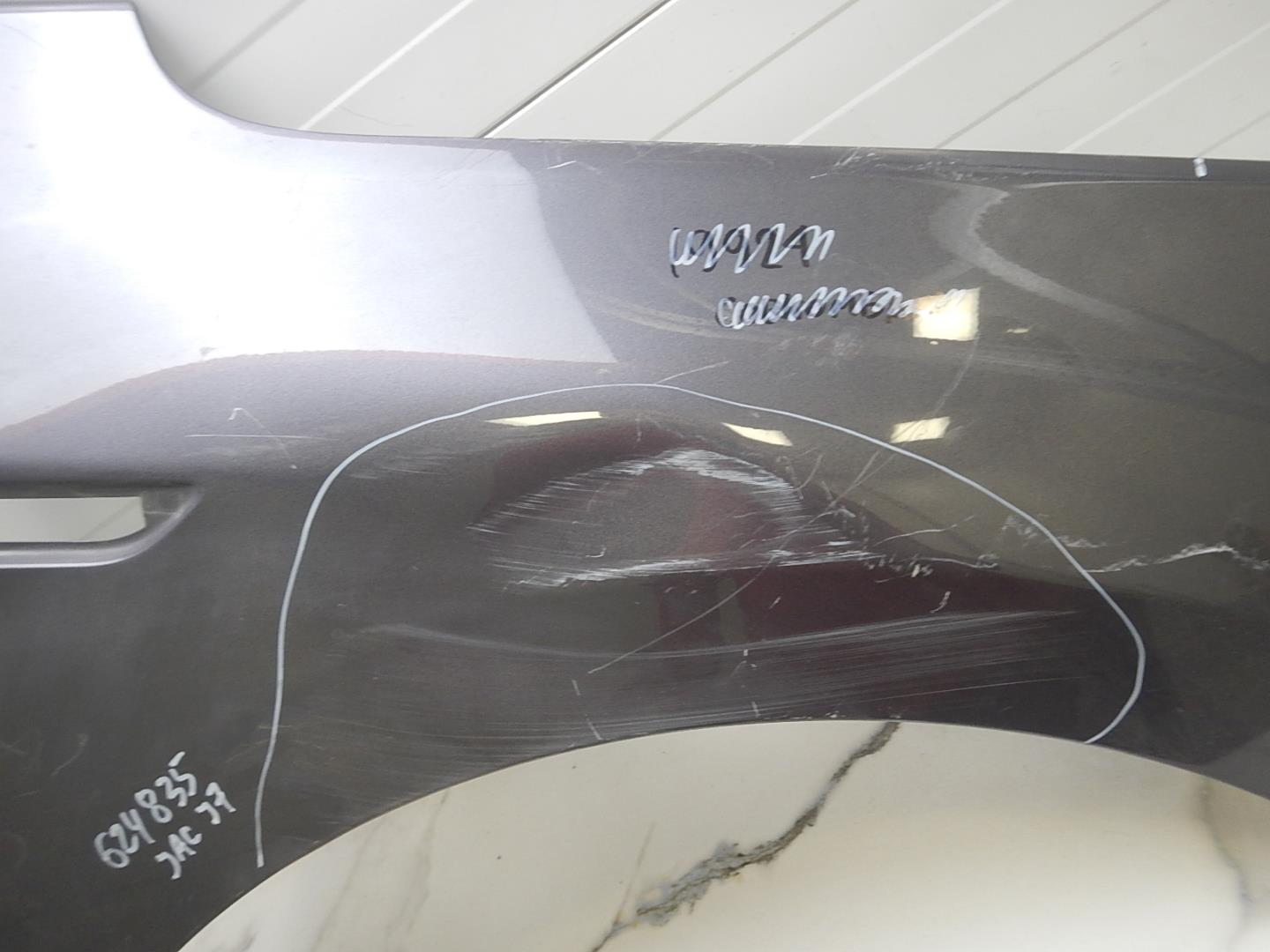 Крыло переднее правое