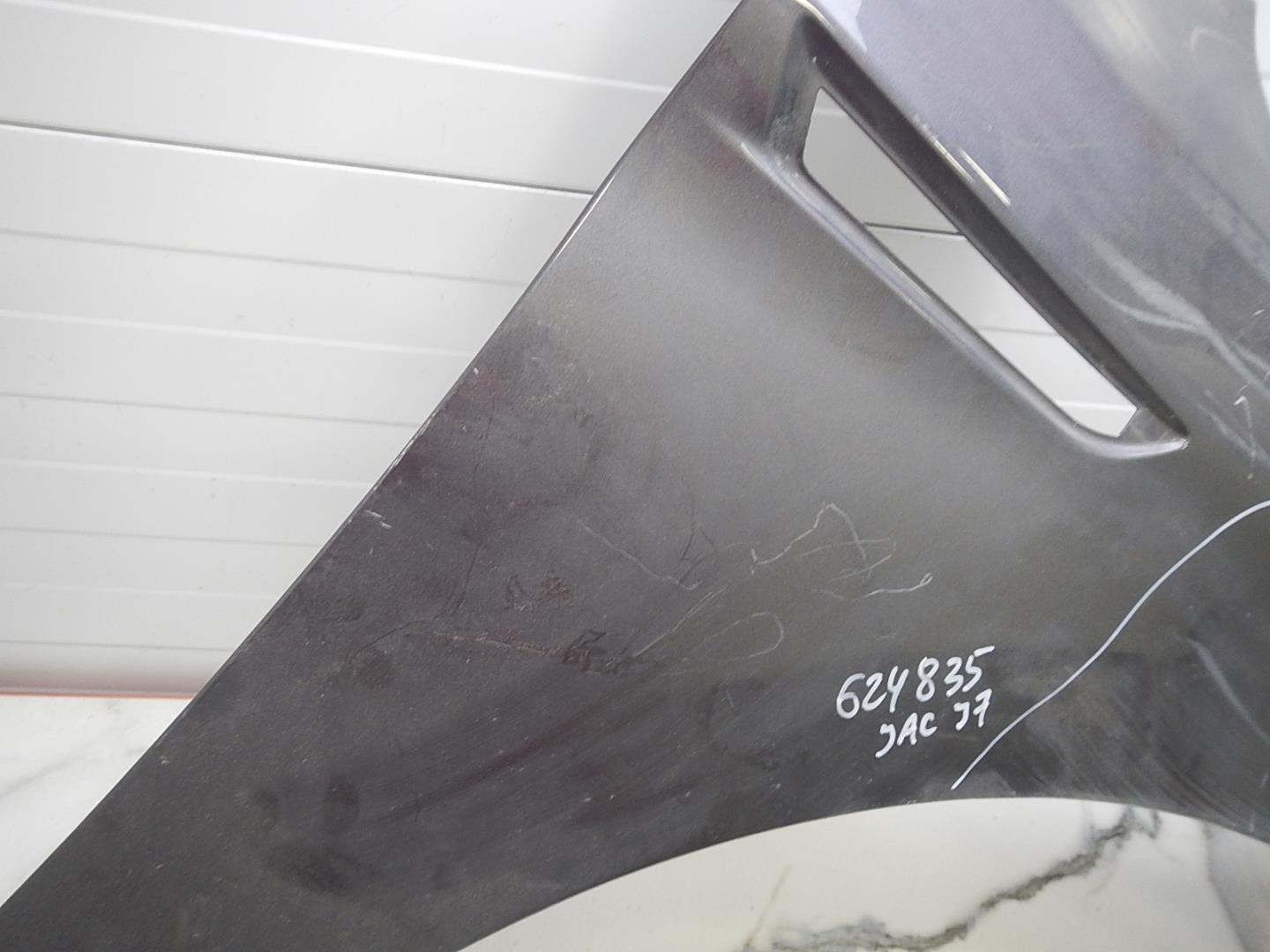 Крыло переднее правое