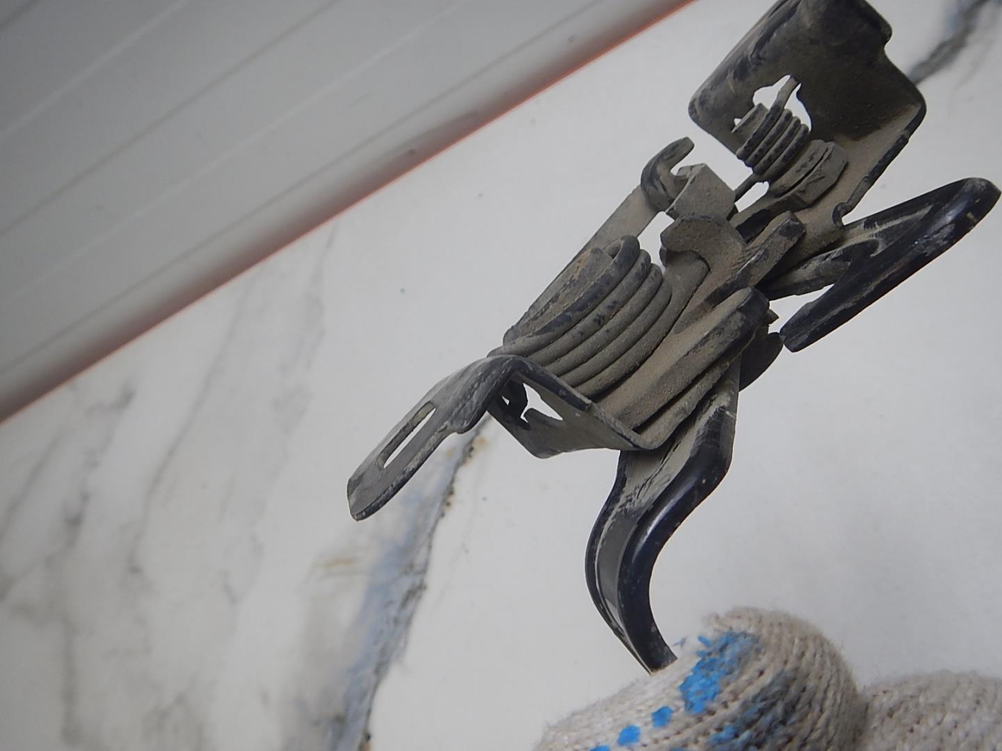 Замок капота