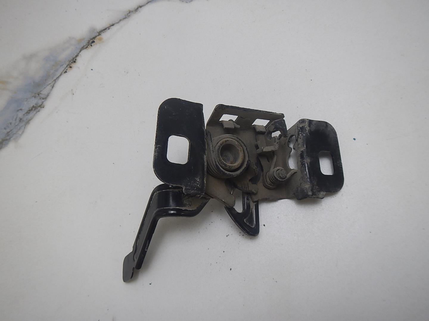 Замок капота