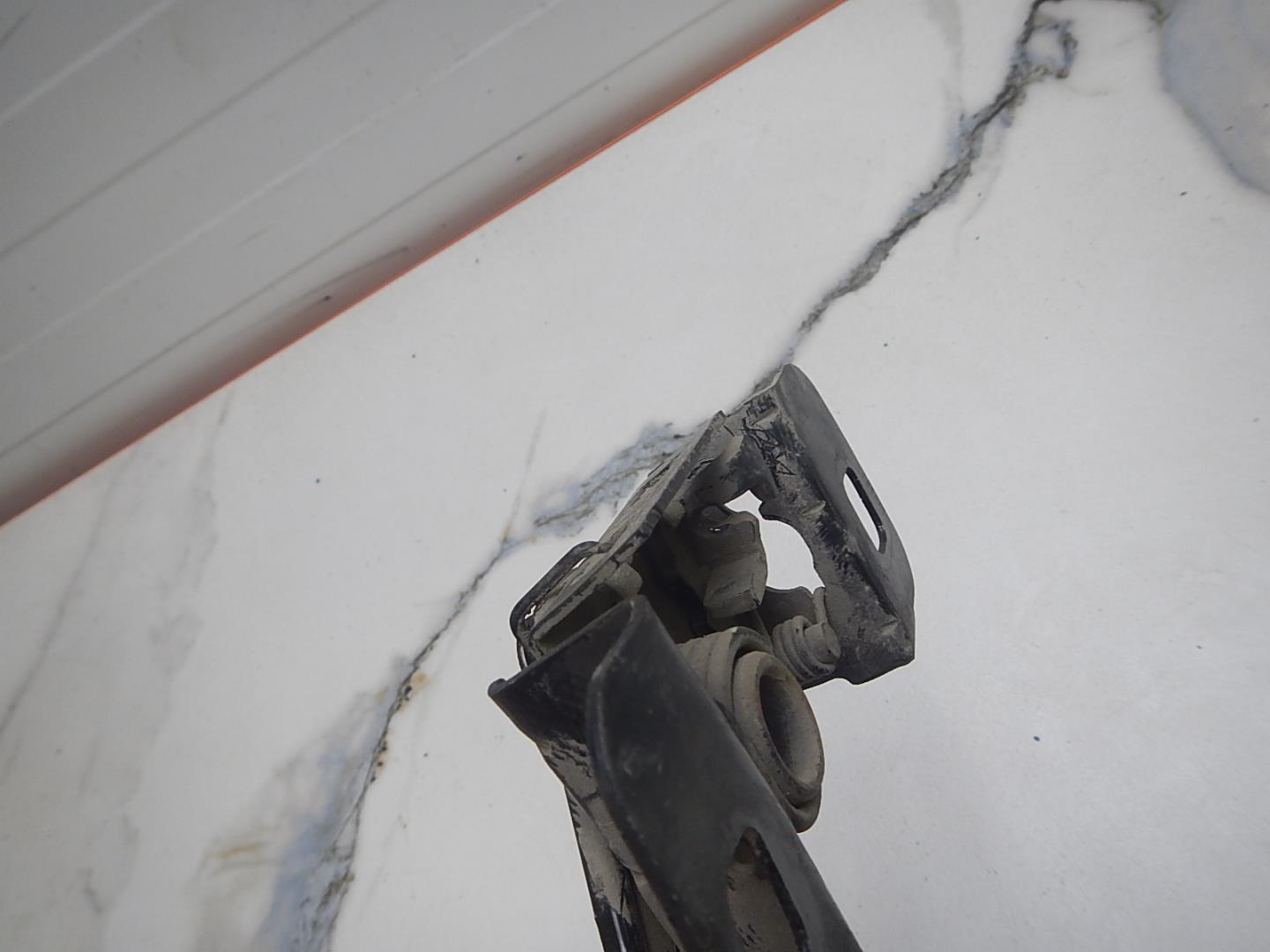 Замок капота