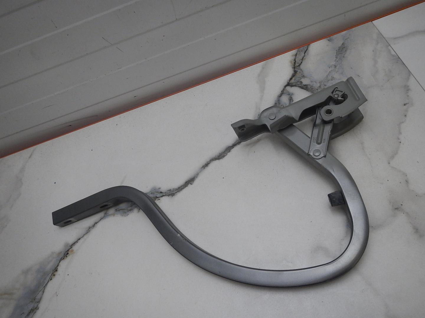 Петля крышки багажника