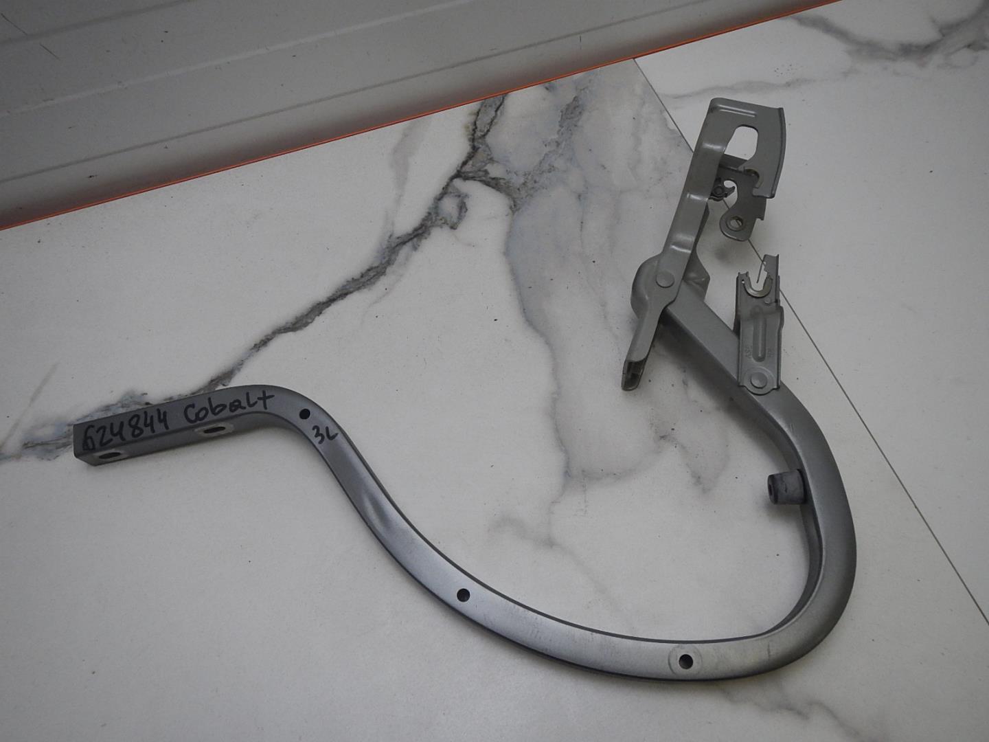 Петля крышки багажника