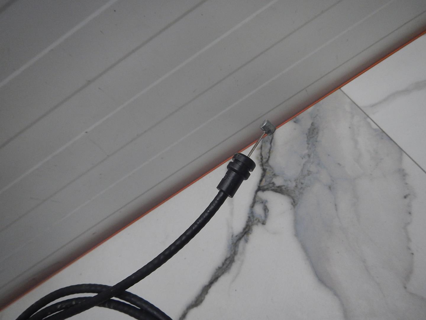 Трос открывания капота