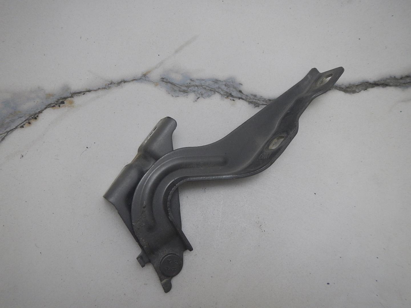 Петля капота правая