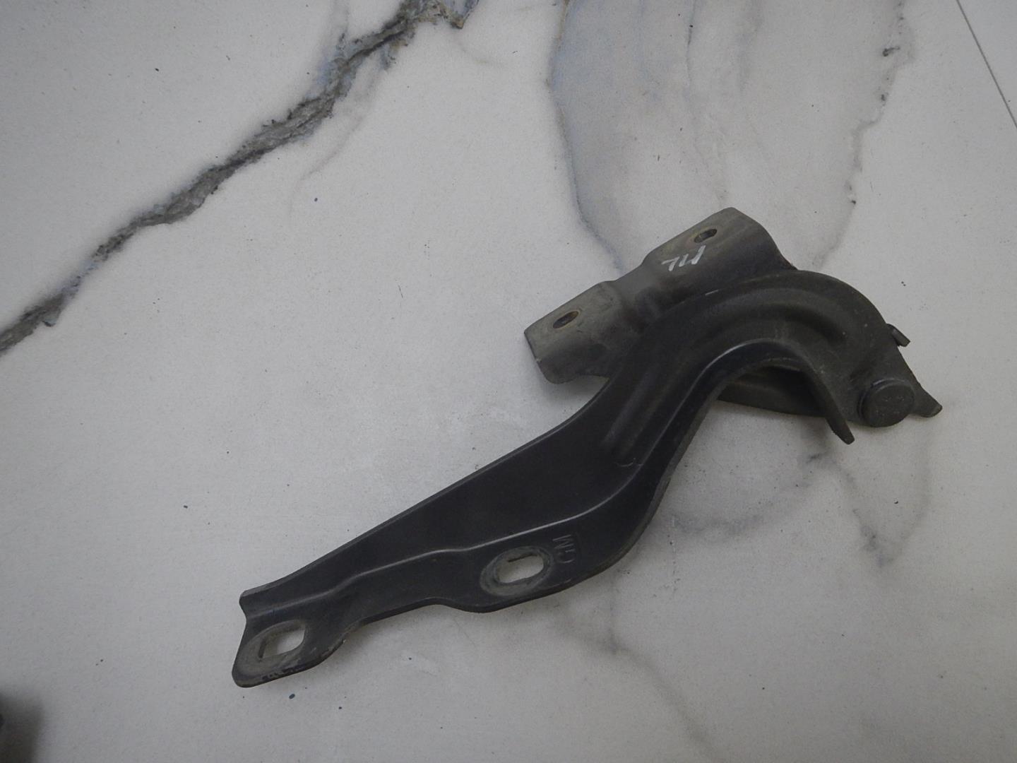 Петля капота левая