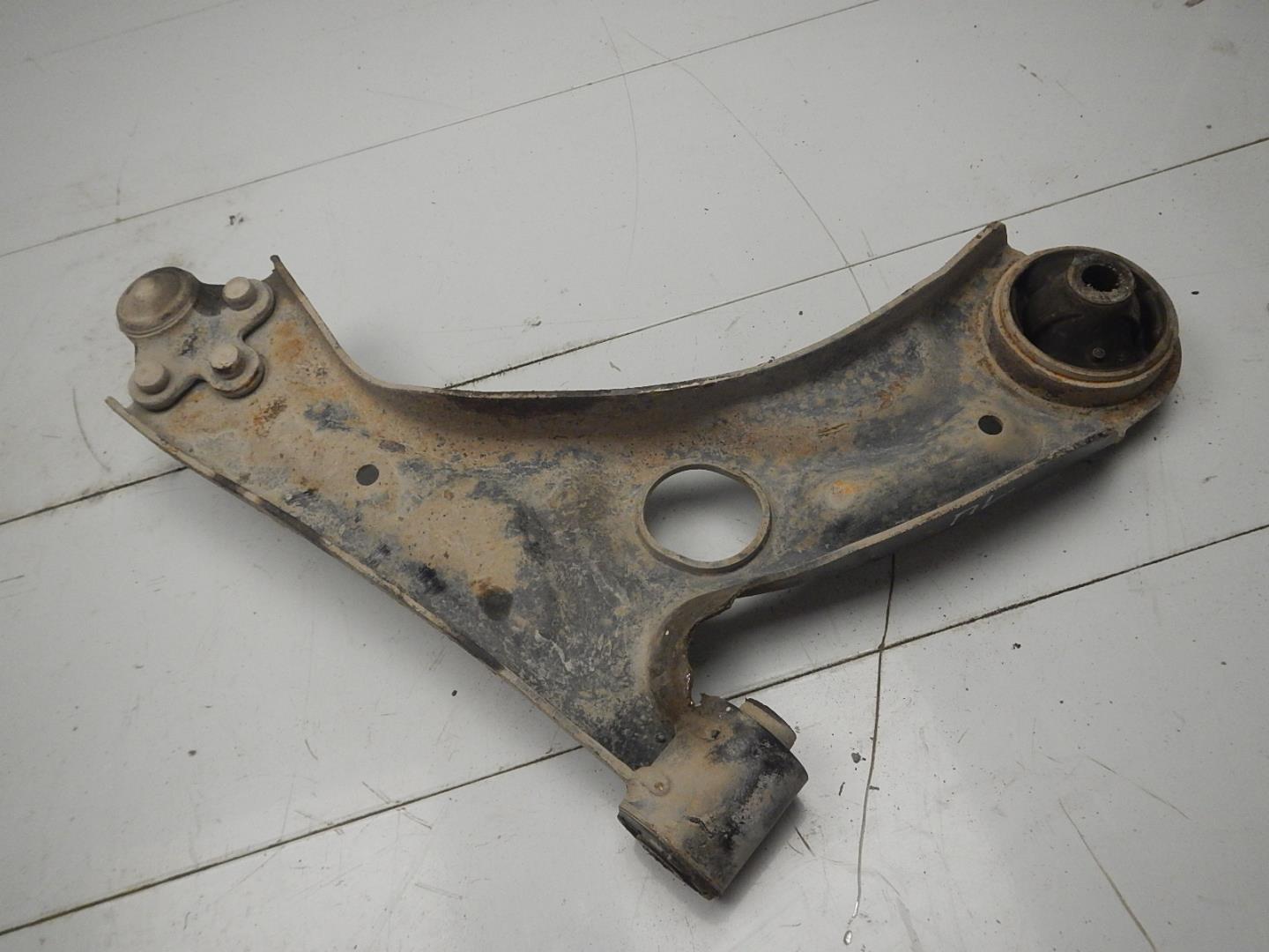 Рычаг передний левый