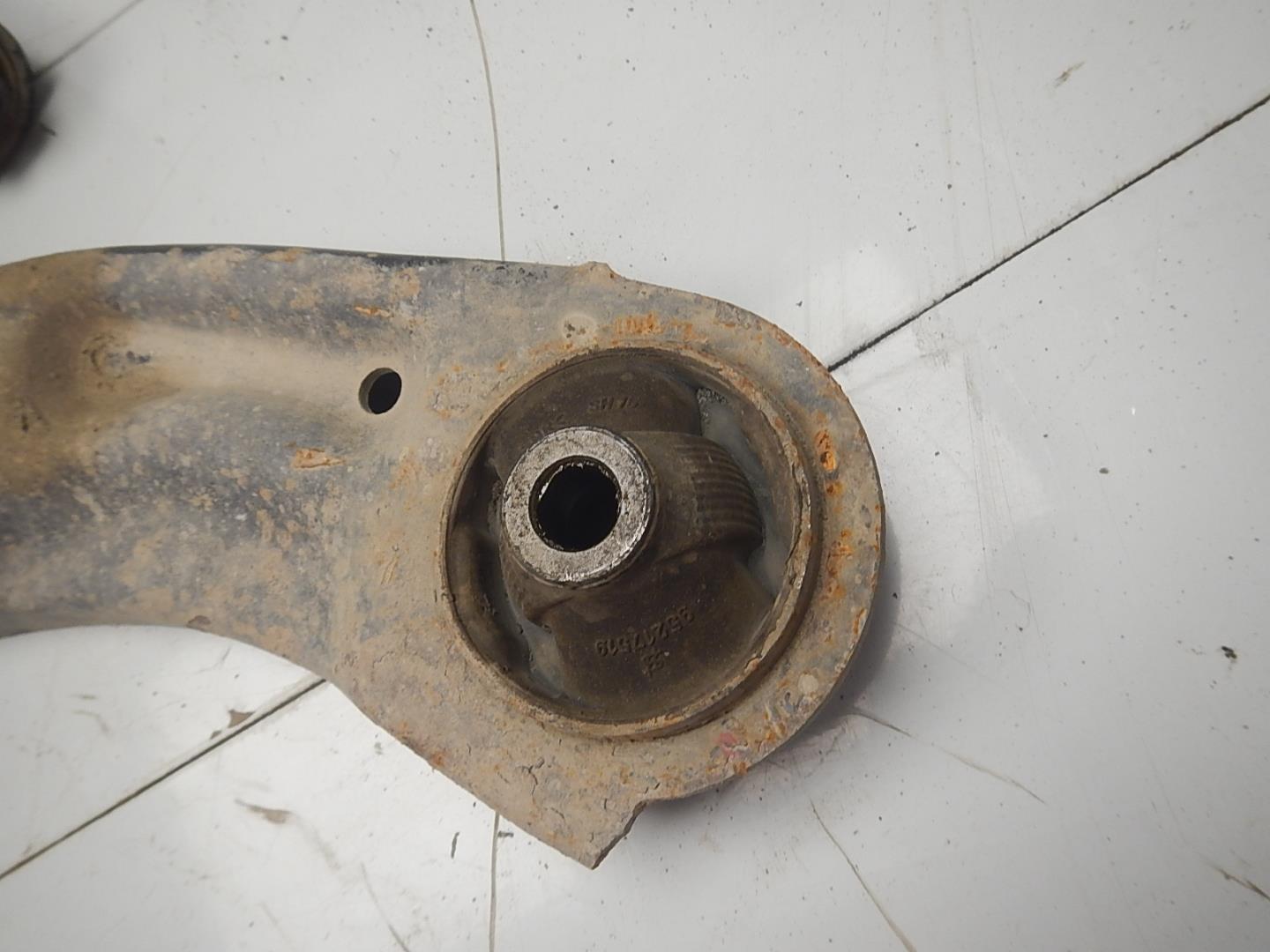 Рычаг передний левый