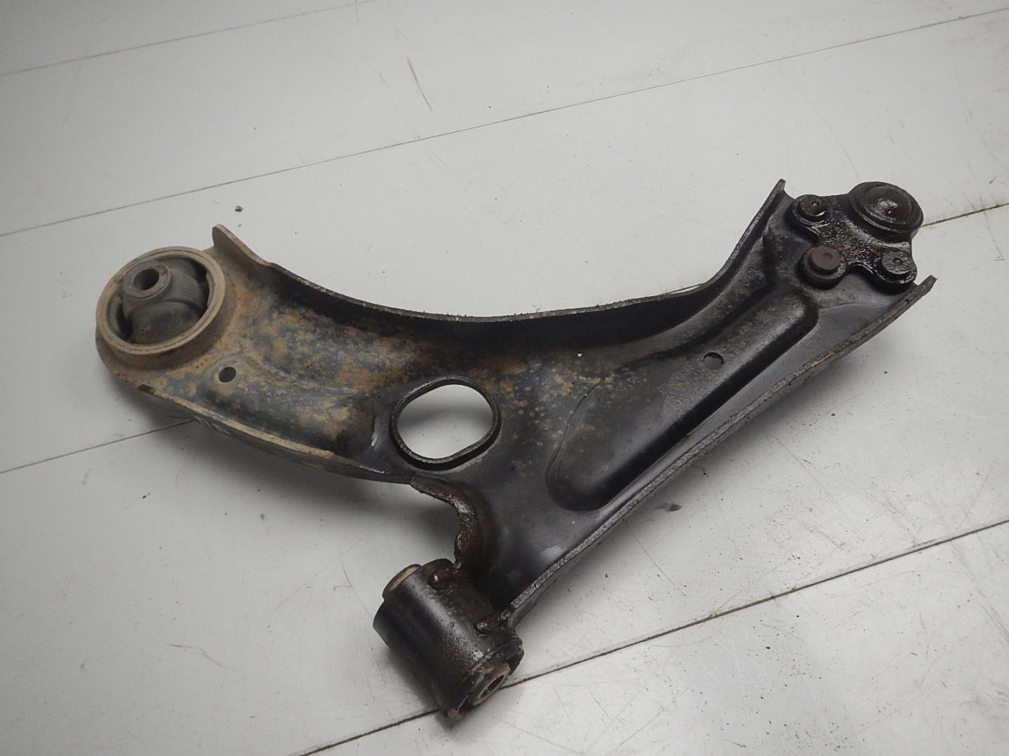 Рычаг передний правый