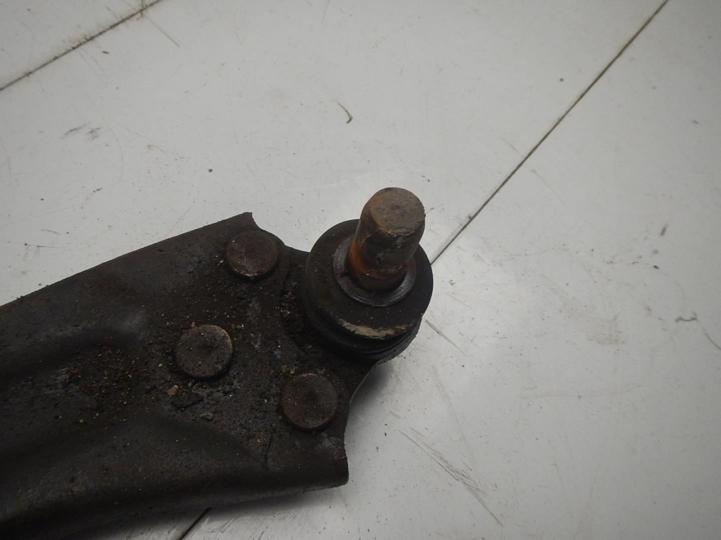 Рычаг передний правый