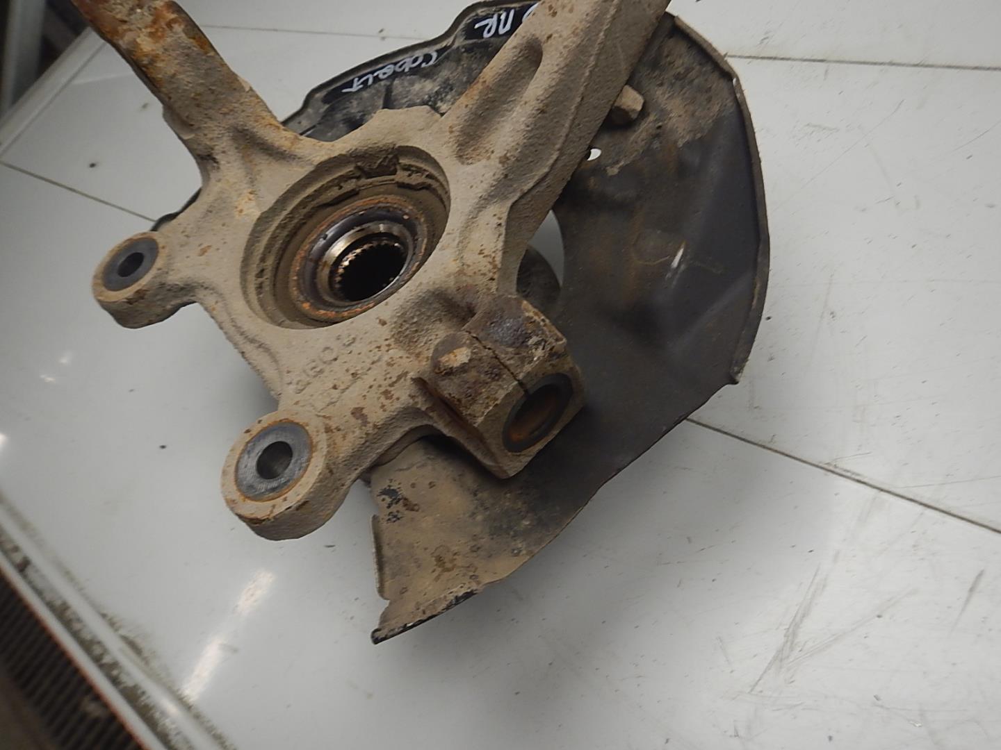 Кулак поворотный передний правый