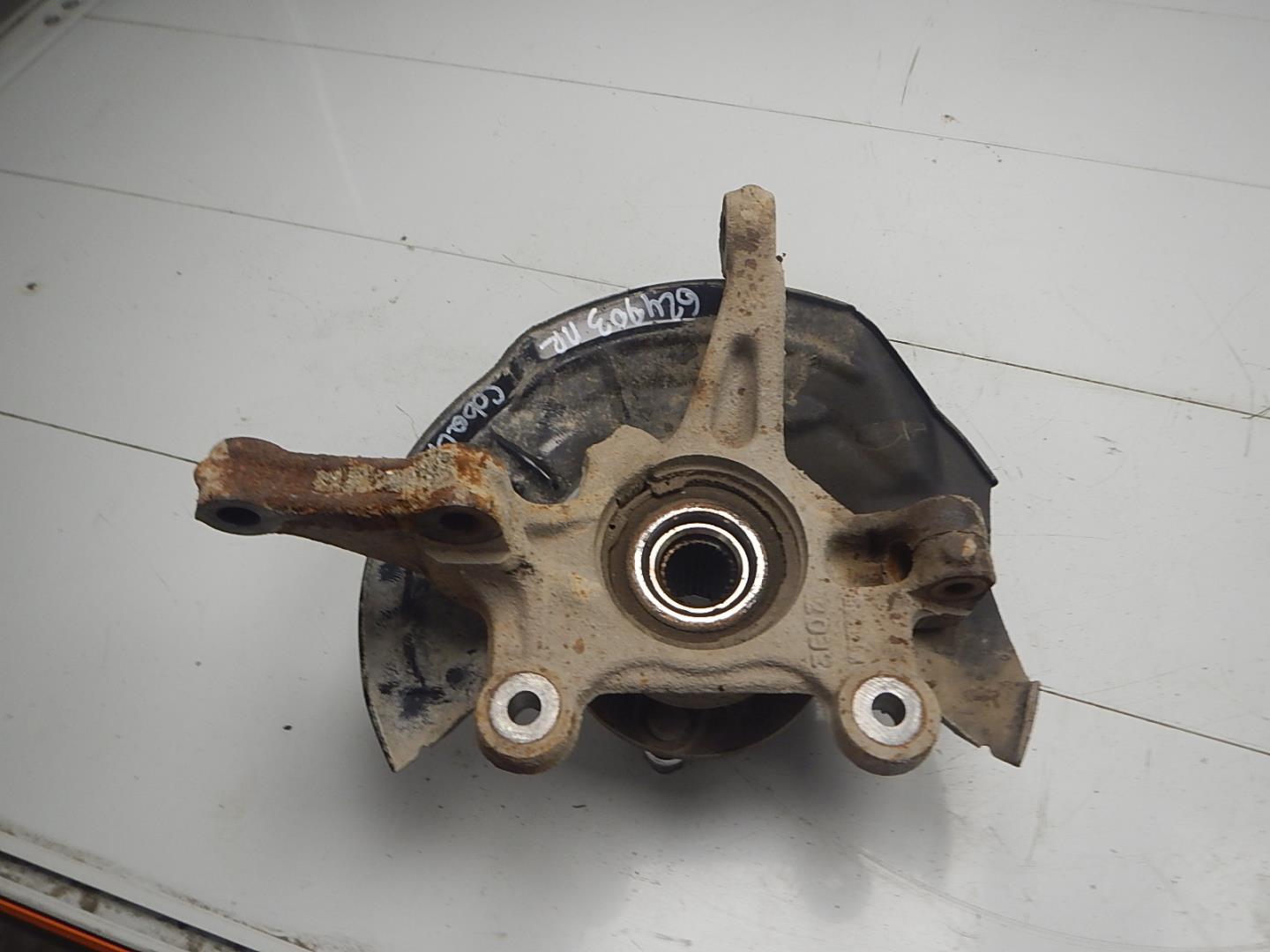 Кулак поворотный передний правый