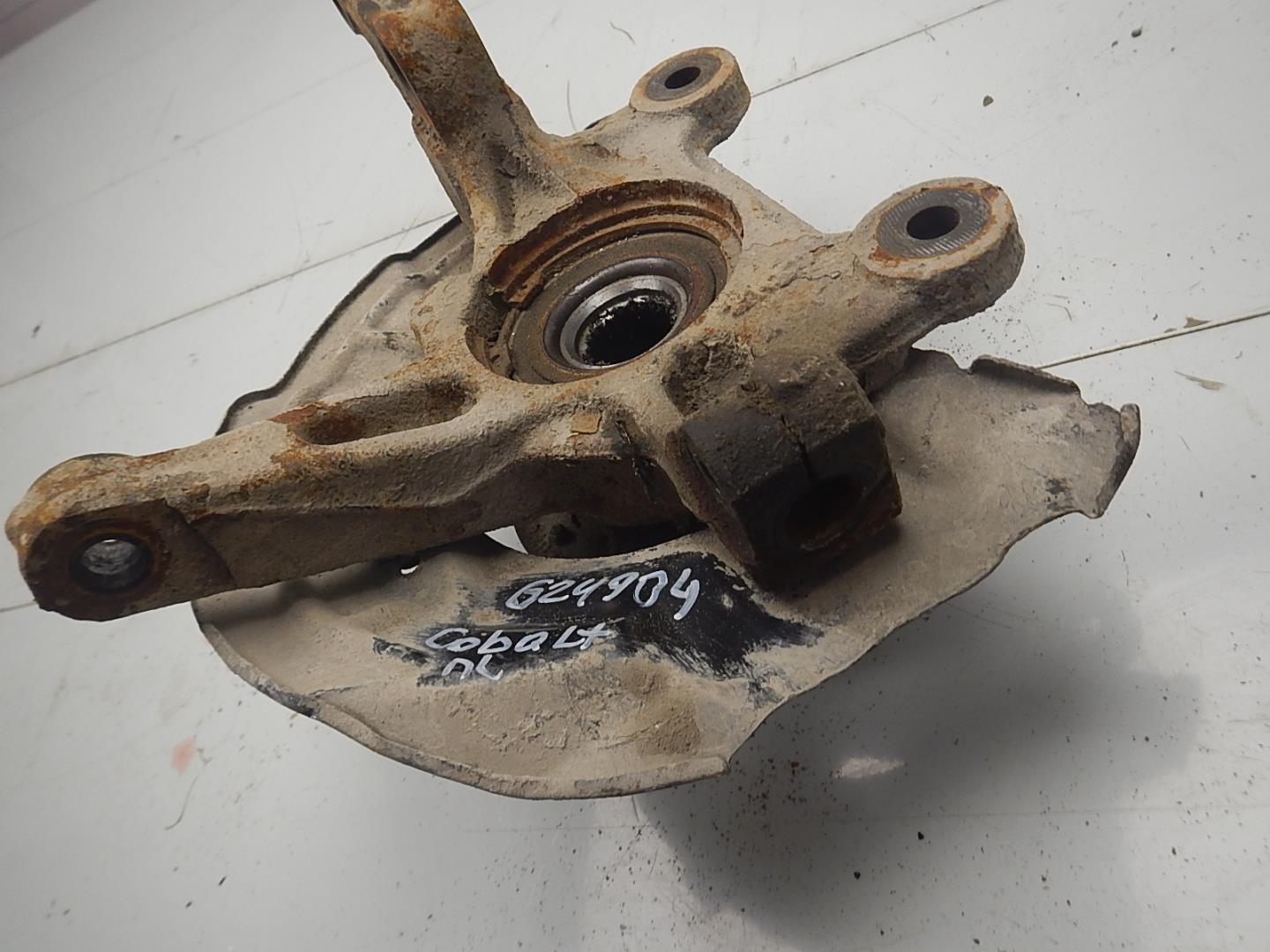 Кулак поворотный передний левый