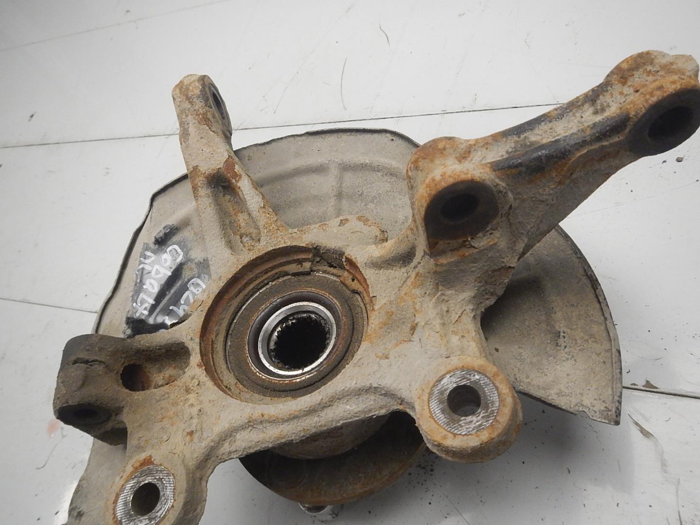 Кулак поворотный передний левый