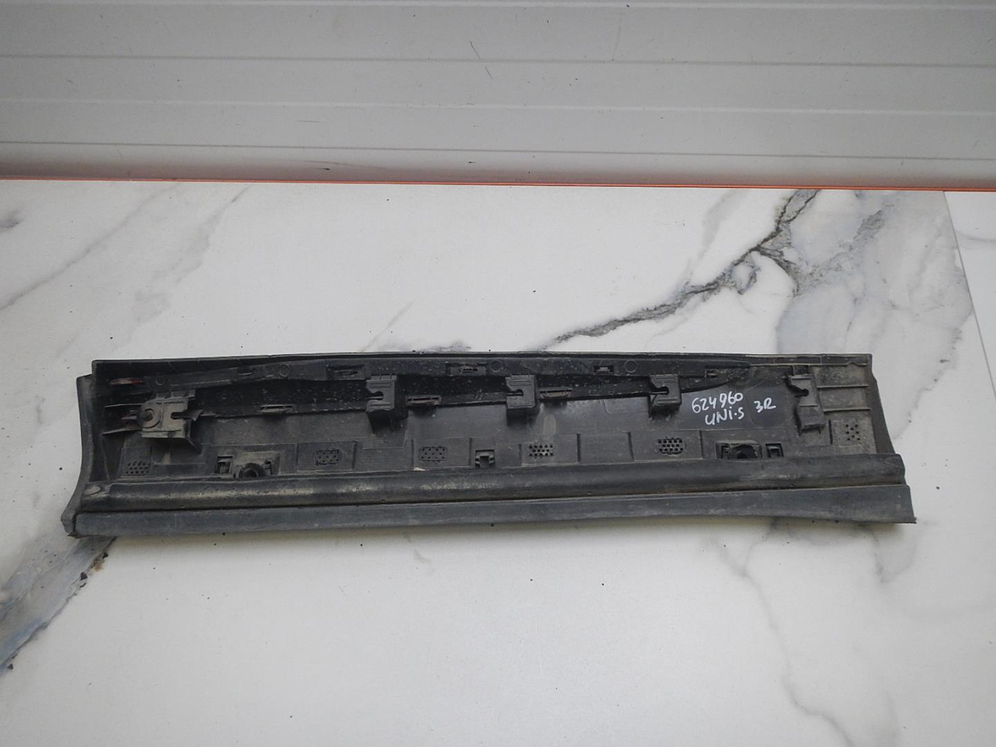 Молдинг задней правой двери