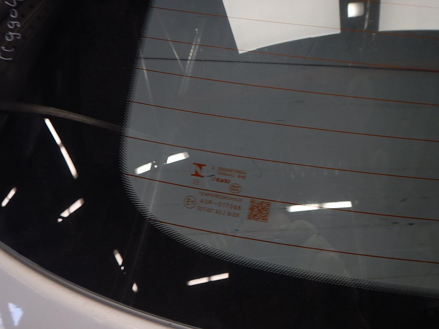 Стекло двери багажника