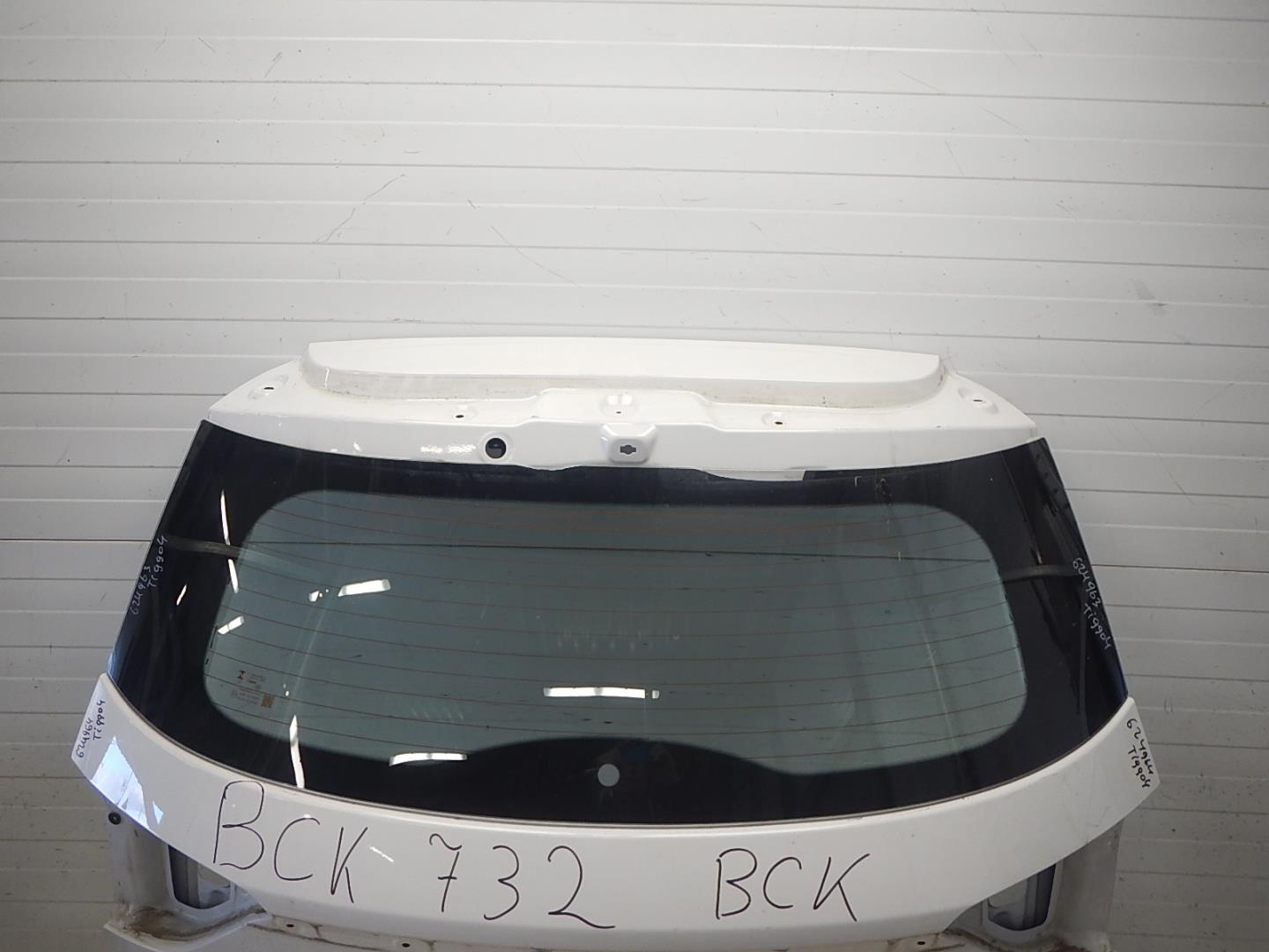 Стекло двери багажника