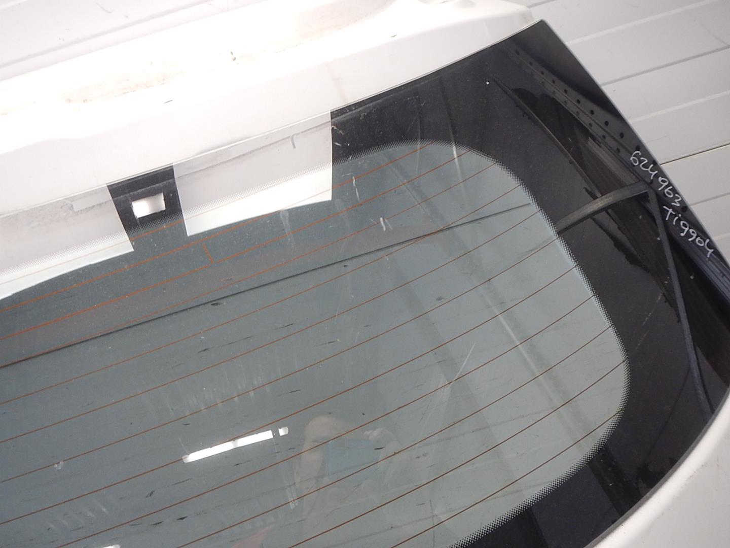 Стекло двери багажника