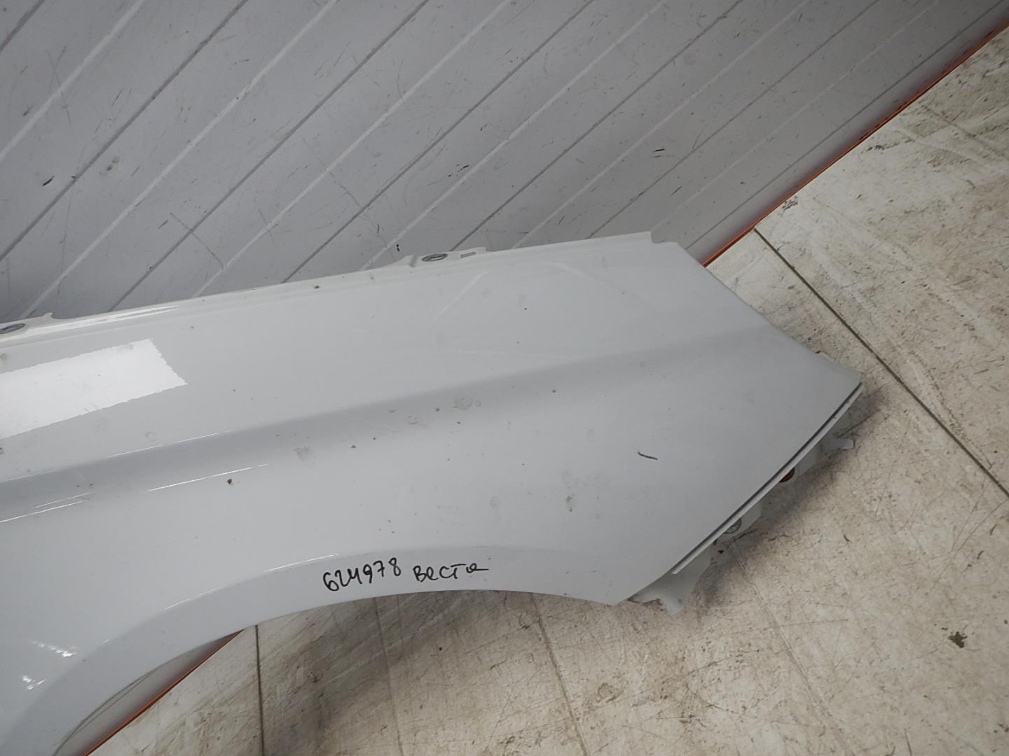 Крыло переднее правое